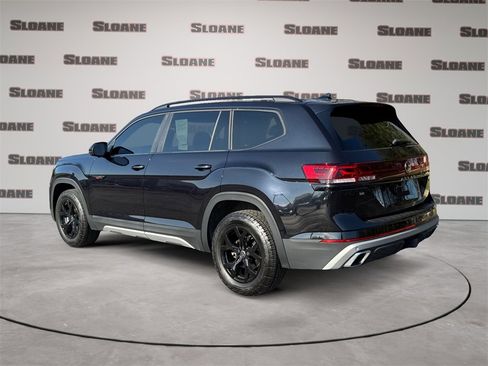 Used 2024 Volkswagen Atlas Peak Edition SE image 3