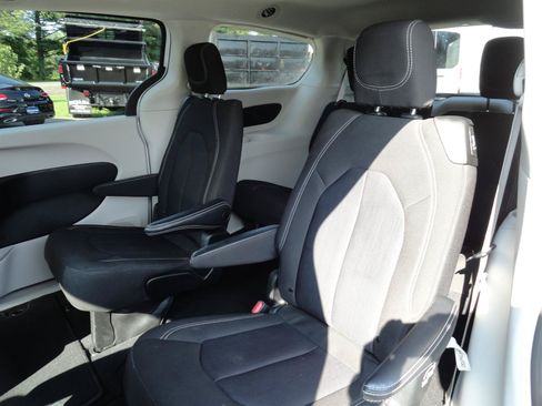 Used 2023 Chrysler Voyager LX FWD image 14