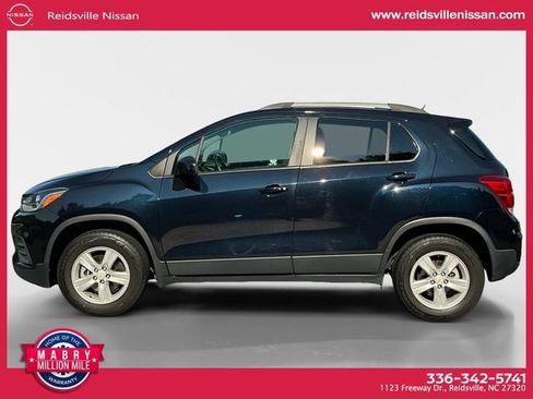 Used 2021 Chevrolet Trax LT w/ Premium Seat Package AWD/4WD image 3
