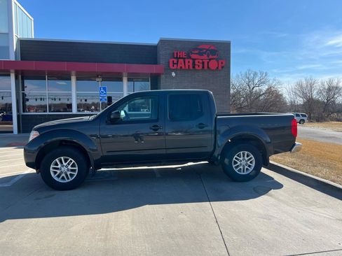 Used 2015 Nissan Frontier SV image 1