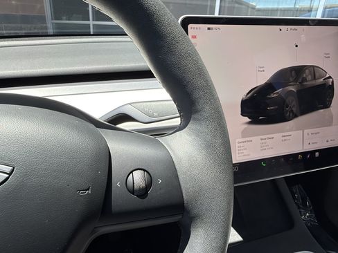 Used 2024 Tesla Model Y 2WD image 34