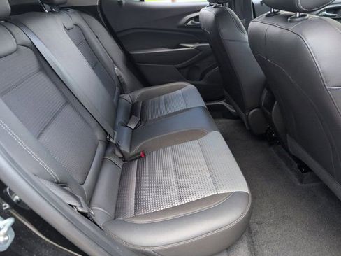 Used 2025 Chevrolet Trax LT w/ LT Convenience Package FWD image 29