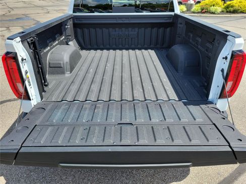 Used 2025 GMC Sierra 1500 SLT w/ SLT Premium Plus Package AWD/4WD image 8