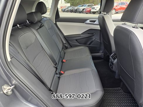 Certified 2025 Volkswagen Taos SE image 17