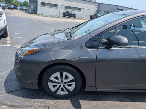 Used 2016 Toyota Prius Three FWD image 2