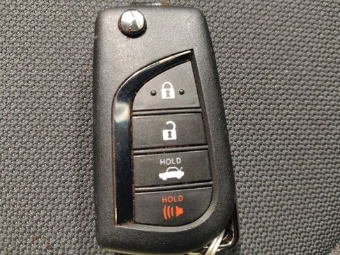 Used 2022 Toyota Corolla LE image 32