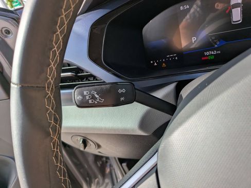 Certified 2023 Volkswagen Taos SE w/ Black Wheel Package FWD image 28