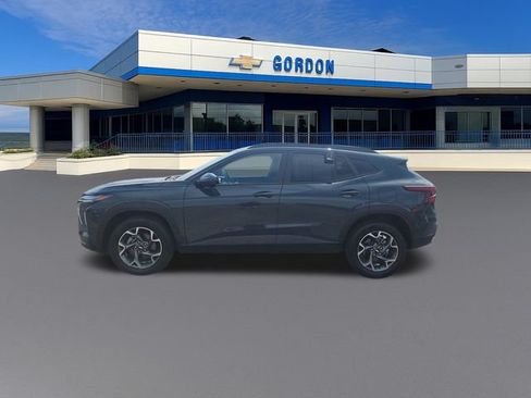 Used 2025 Chevrolet Trax LT FWD image 2