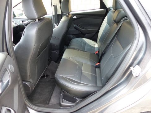Used 2018 Ford Focus Titanium w/ Titanium Technology Package FWD image 40