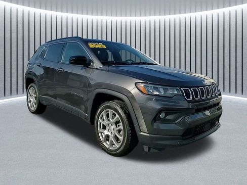Used 2023 Jeep Compass Latitude image 1