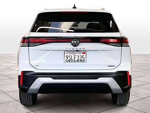 Used 2025 Volkswagen Tiguan SE w/ Panoramic Sunroof Package image 7