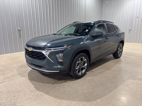 Used 2025 Chevrolet Trax LT w/ Driver Confidence Package image 1