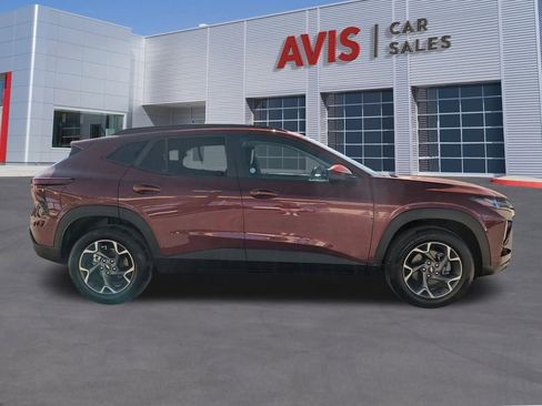 Used 2025 Chevrolet Trax LT w/ LT Convenience Package image 6