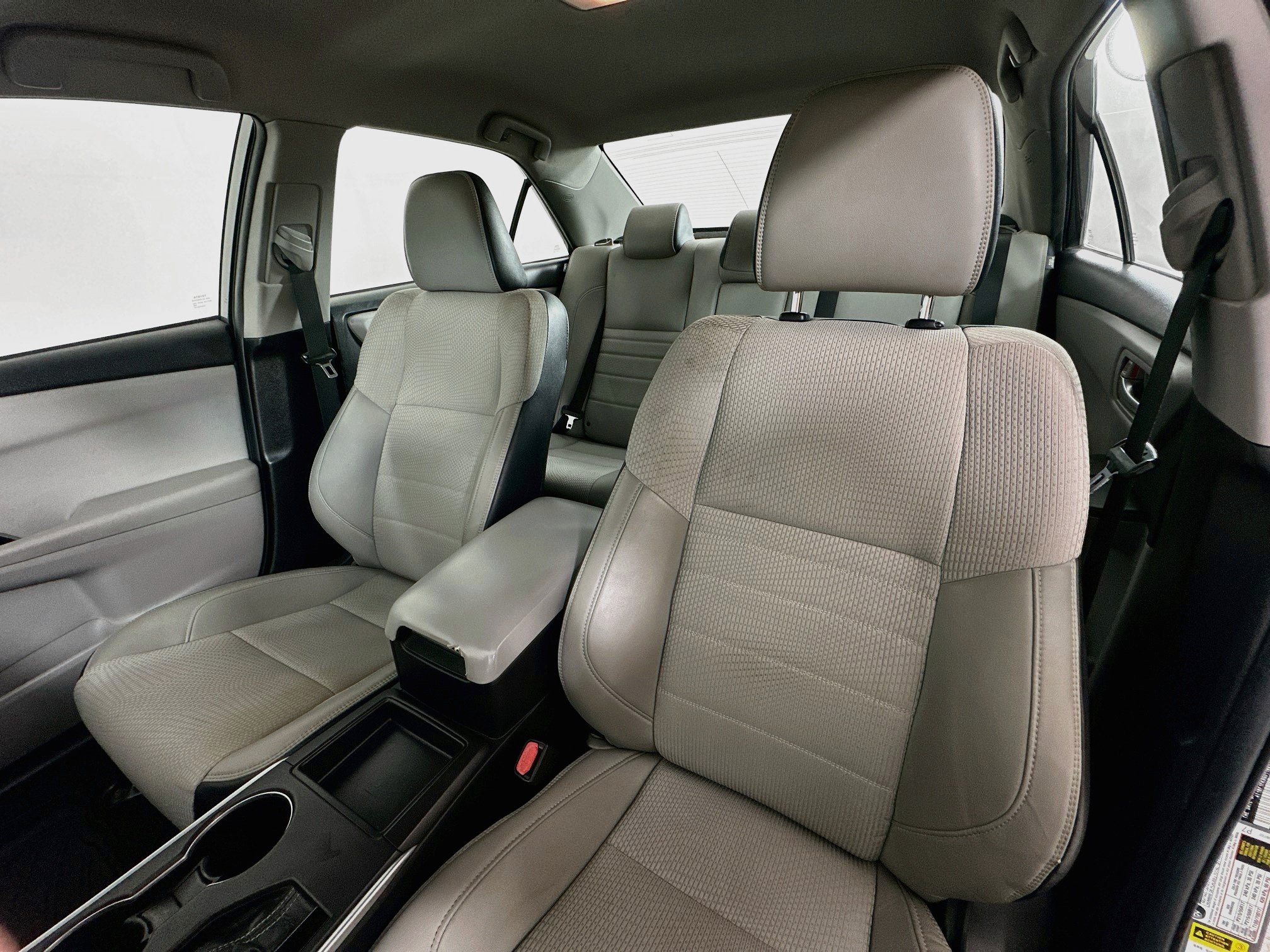 Used 2016 Toyota Camry SE FWD image 19