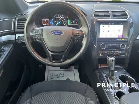 Used 2017 Ford Explorer XLT w/ Equipment Group 201A FWD image 31