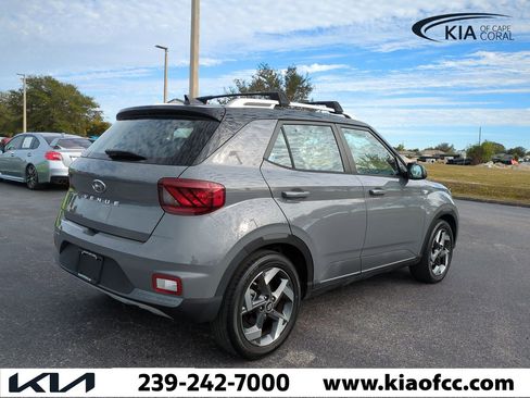 Used 2022 Hyundai Venue Limited image 5