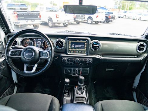 Used 2018 Jeep Wrangler Unlimited Sahara w/ Uconnect 4C Nav & Sound Group AWD/4WD image 20