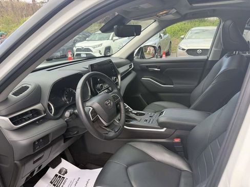 Used 2023 Toyota Highlander XLE image 12