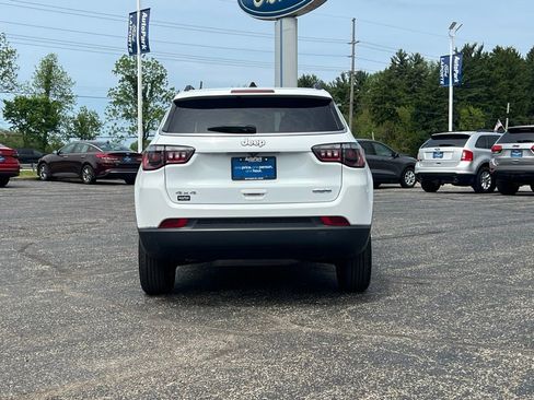 Used 2024 Jeep Compass Latitude AWD/4WD image 9