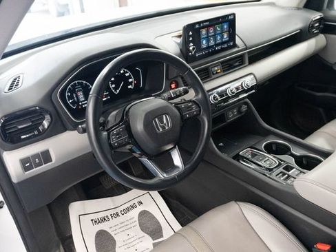 Used 2023 Honda Pilot Touring image 3