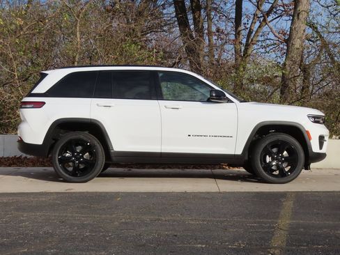New 2025 Jeep Grand Cherokee Altitude image 2