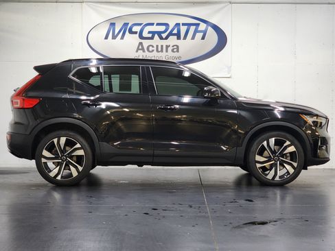 Used 2023 Volvo XC40 B5 Plus w/ Climate Package AWD/4WD image 3