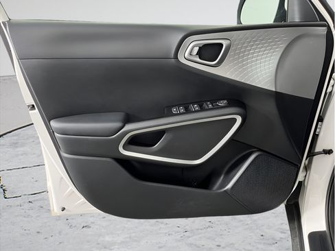 Used 2023 Kia Soul LX FWD image 9