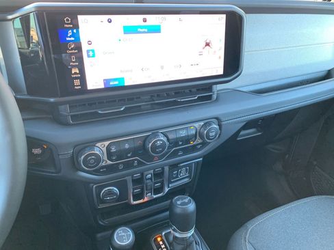 Used 2025 Jeep Wrangler Sahara image 18