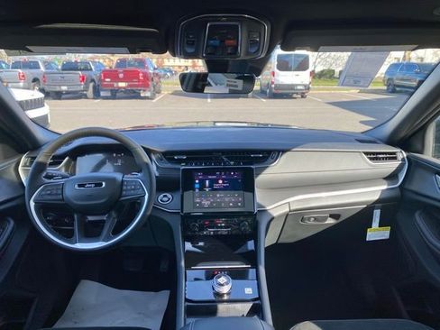 New 2025 Jeep Grand Cherokee Altitude image 23