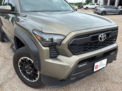 Used 2025 Toyota Tacoma TRD Off-Road AWD/4WD image 8