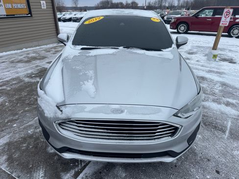 Used 2019 Ford Fusion SE image 2