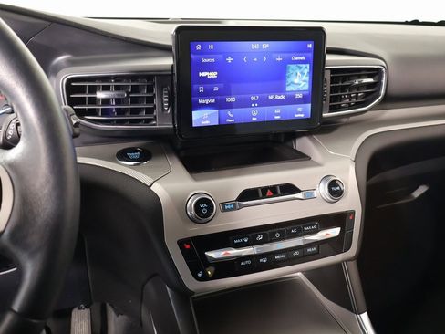 Used 2022 Ford Explorer XLT w/ Equipment Group 202A image 5