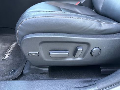 Used 2018 Toyota Highlander XLE FWD image 12
