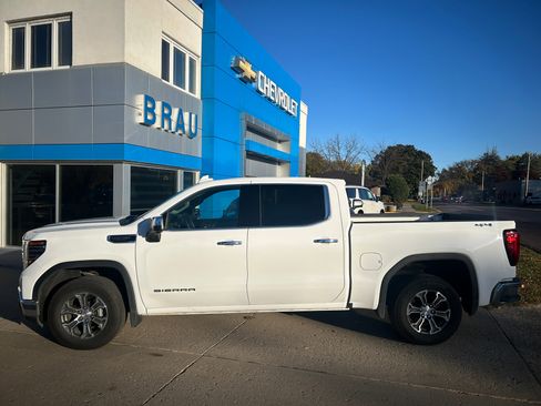 Used 2025 GMC Sierra 1500 SLT image 1