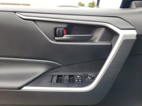 Used 2020 Toyota RAV4 LE image 17