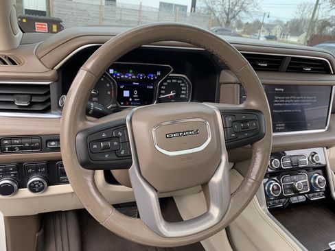 Used 2021 GMC Yukon XL Denali w/ Denali Premium Package AWD/4WD image 18
