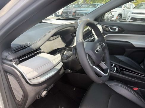Used 2025 Jeep Compass Limited AWD/4WD image 20