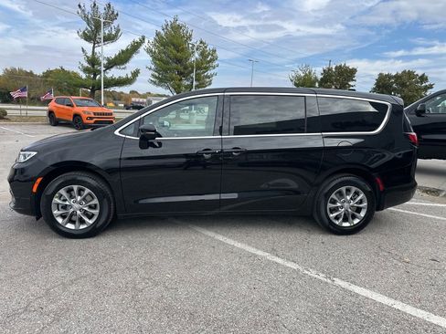 New 2026 Chrysler Pacifica Select image 17