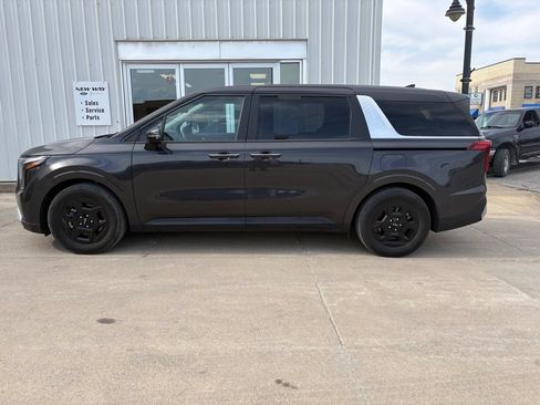 Used 2025 Kia Carnival FWD image 2