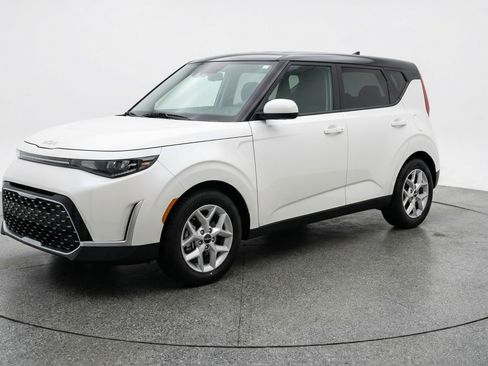 Used 2025 Kia Soul LX w/ LX Technology Package FWD image 3