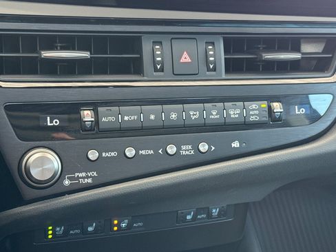 Used 2025 Lexus ES 300h w/ Premium Package FWD image 25