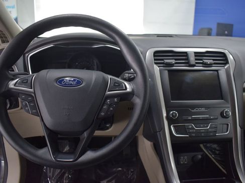 Used 2020 Ford Fusion SE image 9