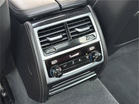 Used 2022 BMW 750Li xDrive AWD/4WD image 18