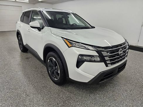 Used 2024 Nissan Rogue SV w/ SV Premium Package FWD image 3