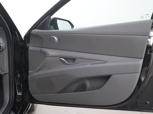 Certified 2025 Hyundai Elantra SE FWD image 9