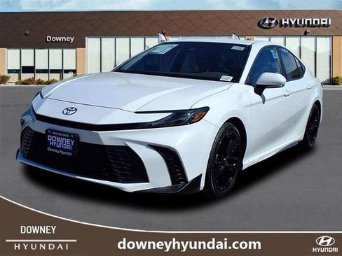 Used 2025 Toyota Camry SE image 1