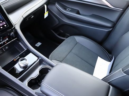 New 2025 Jeep Grand Cherokee Altitude image 25