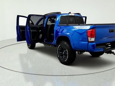 Used 2017 Toyota Tacoma TRD Sport AWD/4WD image 11
