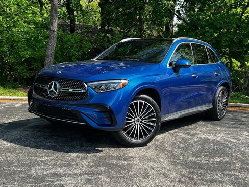 Used 2025 Mercedes-Benz GLC 350e 4MATIC image 3