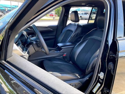 Used 2024 Jeep Grand Cherokee Altitude AWD/4WD image 8